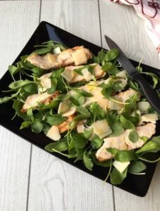 Tagliata di pollo con rucola e pepe rosa